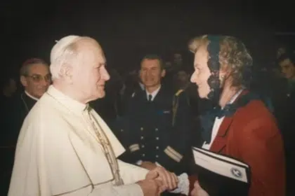 Helen with the Pope (courtesy Mildmay Mission Hospital)